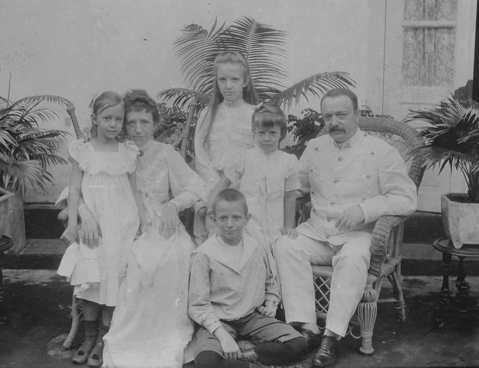 Henri Guillaume (Han) Dumont en Antje Moen met 4 van hun kinderen, 1908. Waarschijnlijk in Nederlands Indië en zoon Han Dumont zat in Nederland op de middelbare school