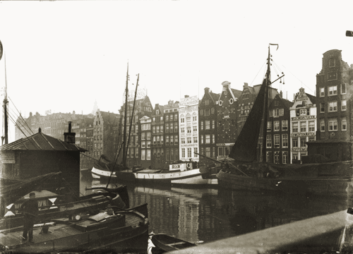 Damrak, zicht op de achterzijde van de Warmoesstraat, foto: George Hendrik Breitner