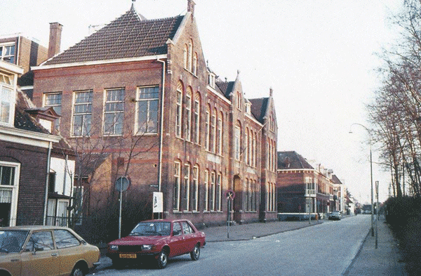 Foto van de Ambachtsschool aan de Diepenveenseweg in Deventer. Architect: Luc Dumont. Helaas afgebroken in 1995