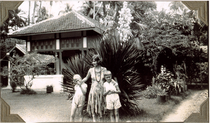 Oma Flore (Dumont-de Calonne) met haar 2 zonen, links Guus en rechts Bob in hun tuin in Benkoelen. Nederlands Indië, 1931/32.