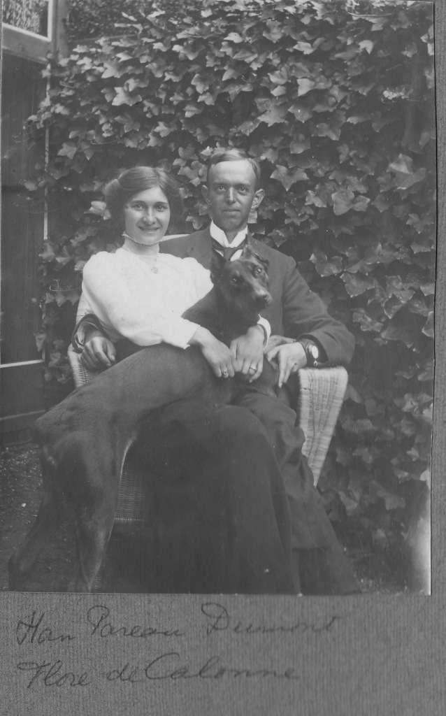 Flore de Calonne en Han (HW) Dumont met hun hond, periode ca. 1916-1918. Lokatie onbekend