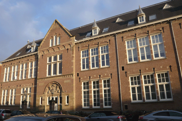 HBS uit 1906, Hoogere Burgerschool aan de Oude Zijlvest in Haarlem. Architect Luc Dumont