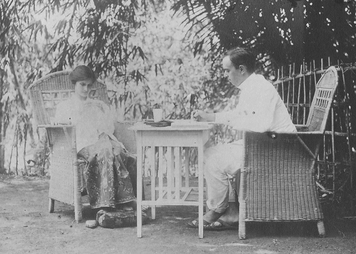 Han (Pareau) Dumont en Flore de Calonne in een (hun?) tuin, augustus 1918, Nederlands Indië. Flore is hoogzwanger van haar 1e zoon, die op 28 september wordt geboren en al binnen 2 maanden na zijn geboorte sterft