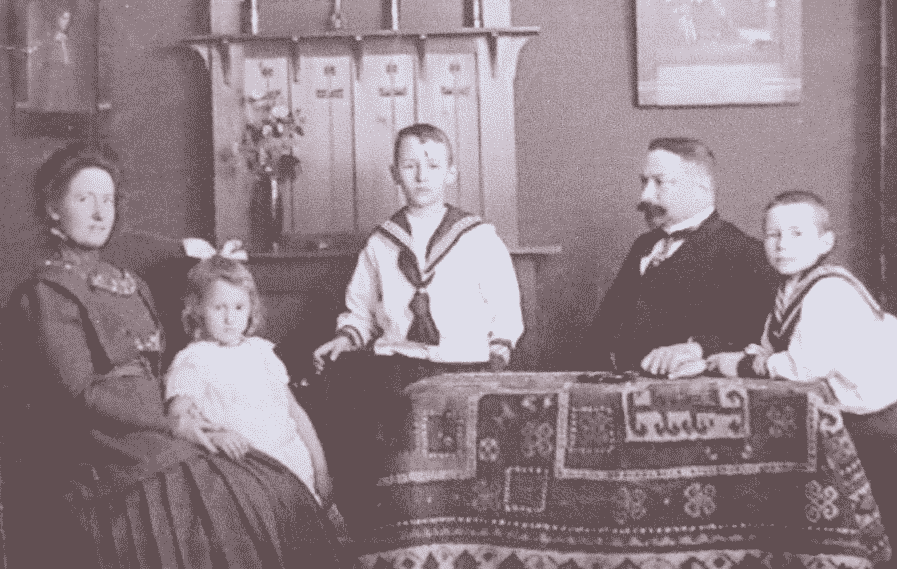 Lucas Christiaan met zijn gezin in hun huiskamer in Haarlem, circa 1910