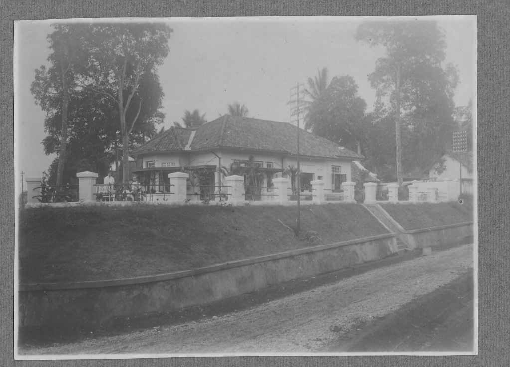 3e foto huis van Flore de Calonne en Han Pareau Dumont in Nederlands Indië, Indonesië. Mogelijk rond 1939