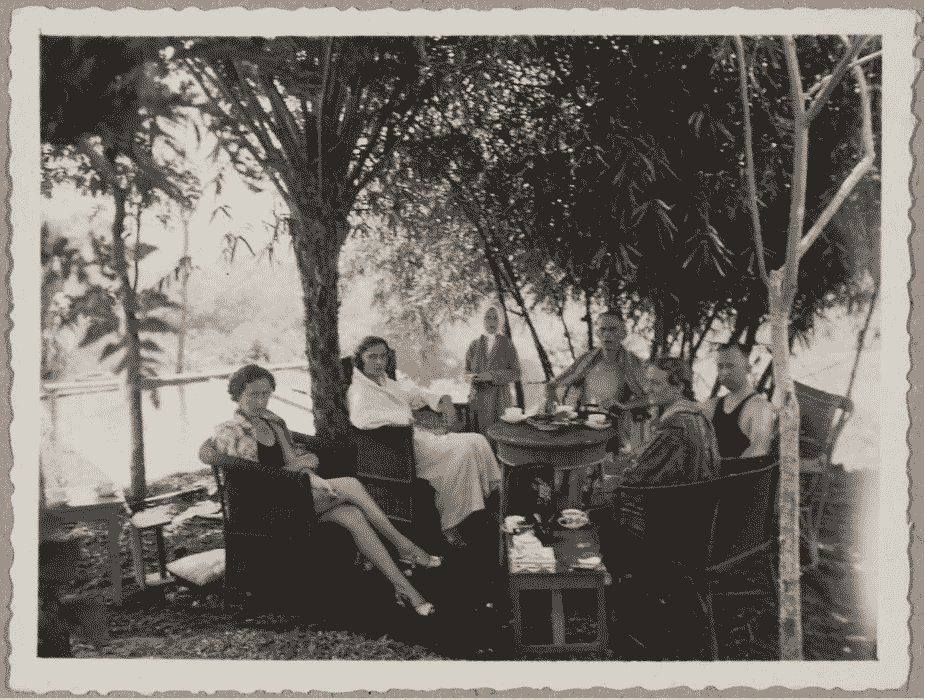 Bij zwembad: Hermine Dumont, Ada, Ben (Jean Benjamin 1872?), Theo Offerhaus, Cootje Offerhaus. Java, 1936.