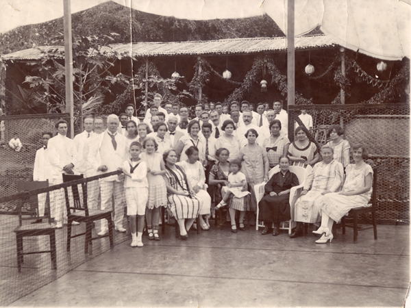 Groepsfoto met oma Moes (JJ de Calonne-Meister) op een tennisbaan in Nederlands Indië, Indonesië. Vóór de 2e Wereldoorlog. 