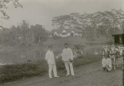 AH Pareau en Charles Cornelis Stoel van Holstein van Vloten, vermoedelijk op Java, 4 okt. 1912, foto media-kitlv