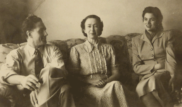 Anneke (Anna Henriette) Dumont in het midden, rechts Elly (Gabrielle Denise) Dumont, links een onbekende man (Runnels?). Datum onbekend