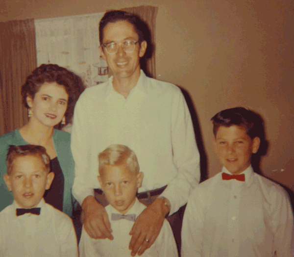 Gabrielle Denise (Elly) Dumont met haar man de weduwnaar Harold Runnels en zijn 3 kinderen. Kerstkaart 1962 