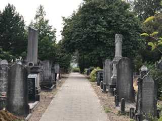Laantje met graven op de Algemene Begraadfplaats in Anna Paulowna, recht de zuil van ds Antoine Guillaume Pareau, 28 augustus 2019