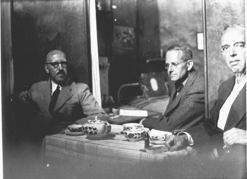 Han (Henri Willem) Pareau Dumont met 2 andere mannen zittend aan een tafel. Lokatie interneringskamp Haaren of St Michielsgestel, genomen rond 1942. NIOD fotocollectie nr 62023