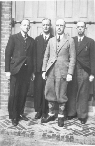 Han (Henri Willem) Pareau Dumont helemaal rechts. Foto 62033 met 4 staande mannen in interneringskamp Haaren of Beekvliet in Sint Michielsgestel