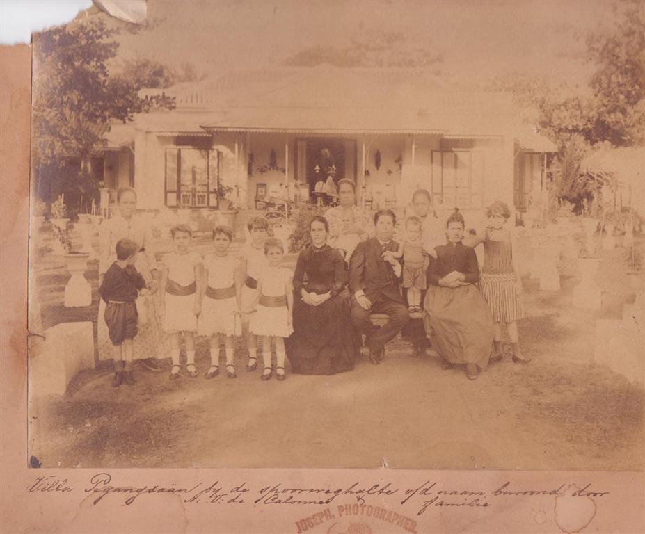 Antonius Victor de Calonne met zijn vrouw Johanna Jacoba Meister en hun kinderen in 1876, Nederlands Indië. Waarschijnlijk ook enkele personeelsleden, zoals kindermeisjes (baboe’s) en een kokkin (kokkie). Hieronder: op een feest