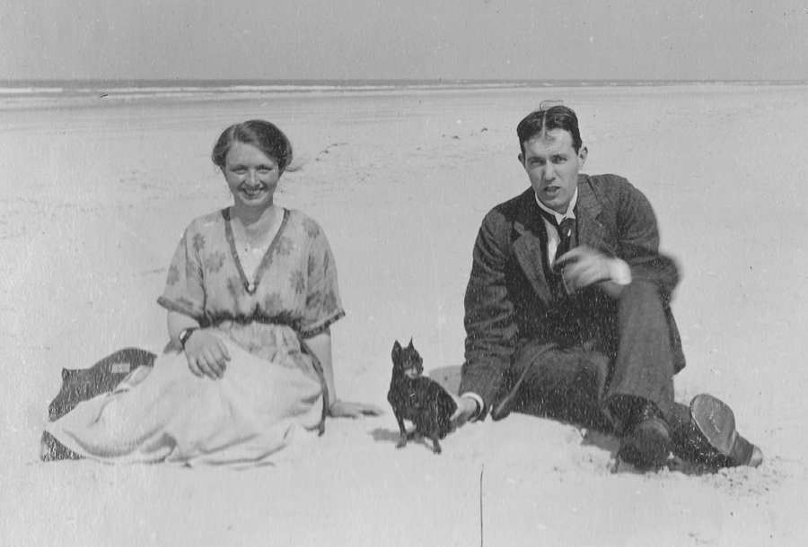 Fransje (JFW) Dumont en Bert Tydeman op het strand, waarschijnlijk 1921