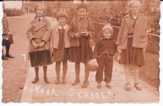 Foto circa 1935, Tienke is het middelste meisje. Links naast haar haar jongste zus Marja. Helemaal rechts mogelijk haar oudste zus Trees.