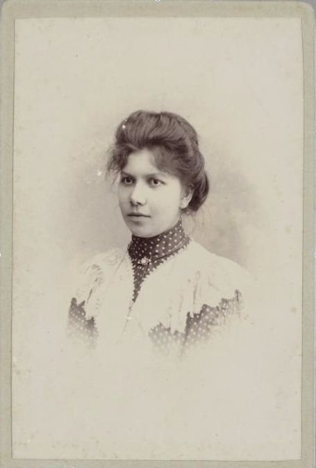 Foto Eugenie Victorine (Mieke) de Calonne, waarschijnlijk rond haar huwelijk met Johannes Schravesande op 7 augustus 1905. in Batavia of omgeving